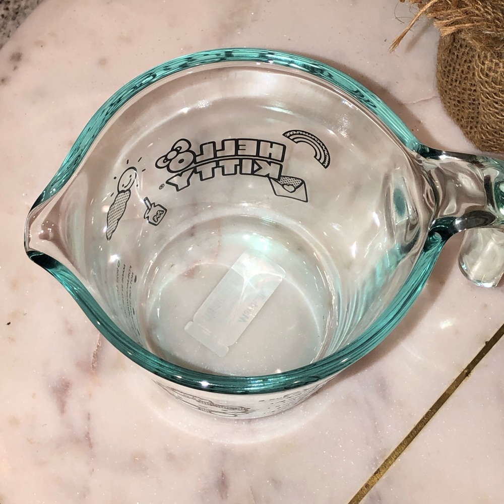 ✨NWT✨ Pyrex Hello Kitty Glass Measuring Cup - Picture 4 of 7